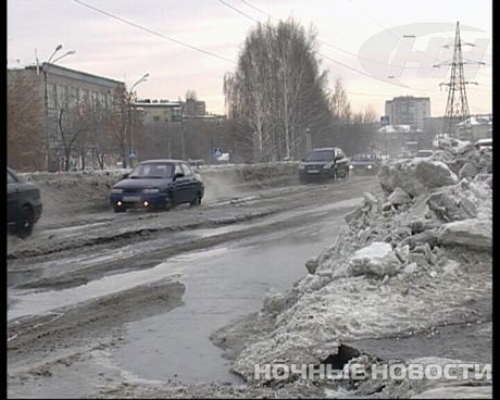 Очередное коммунальное ЧП в Екатеринбурге: водой из канализации залило проезжую часть и строительный котлован 